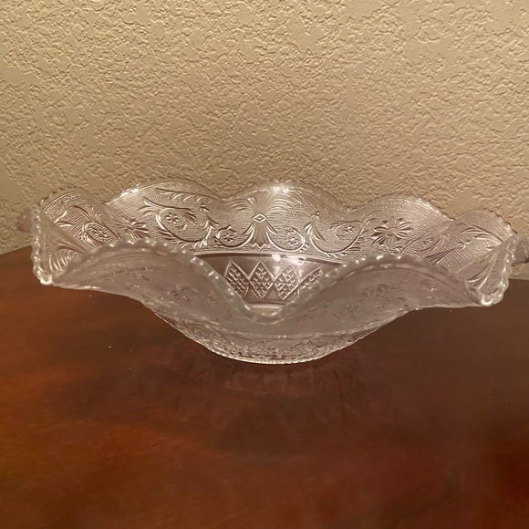 Scalloped Press Glass Serving Bowl - Picture 2 of 4